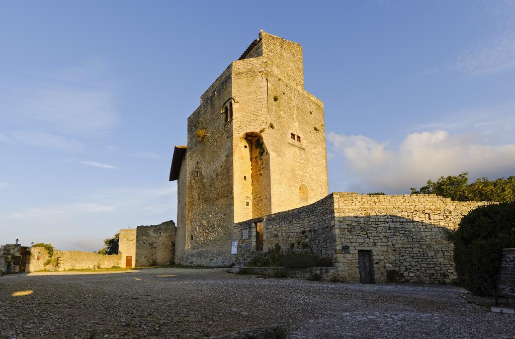 Logis Hotel Les Hospitaliers Le Poet-Laval Екстер'єр фото