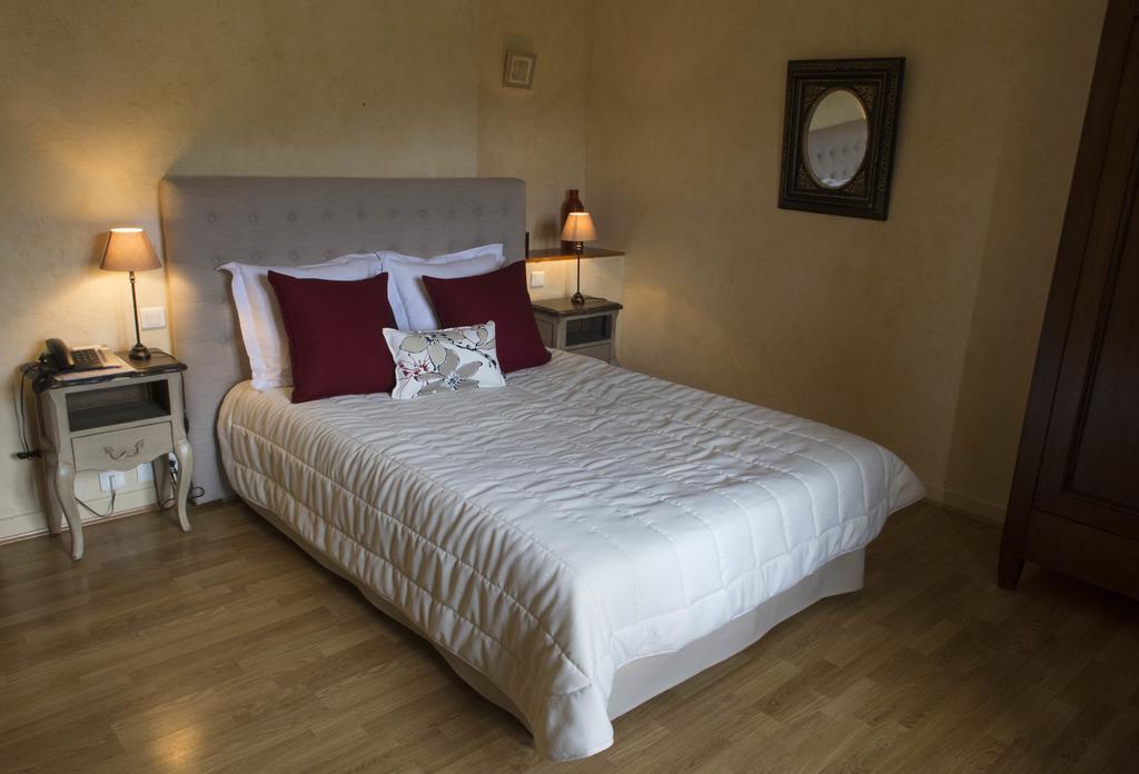 Logis Hotel Les Hospitaliers Le Poet-Laval Екстер'єр фото