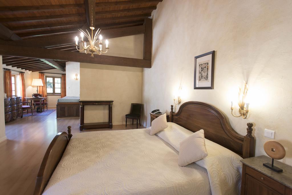 Logis Hotel Les Hospitaliers Le Poet-Laval Екстер'єр фото