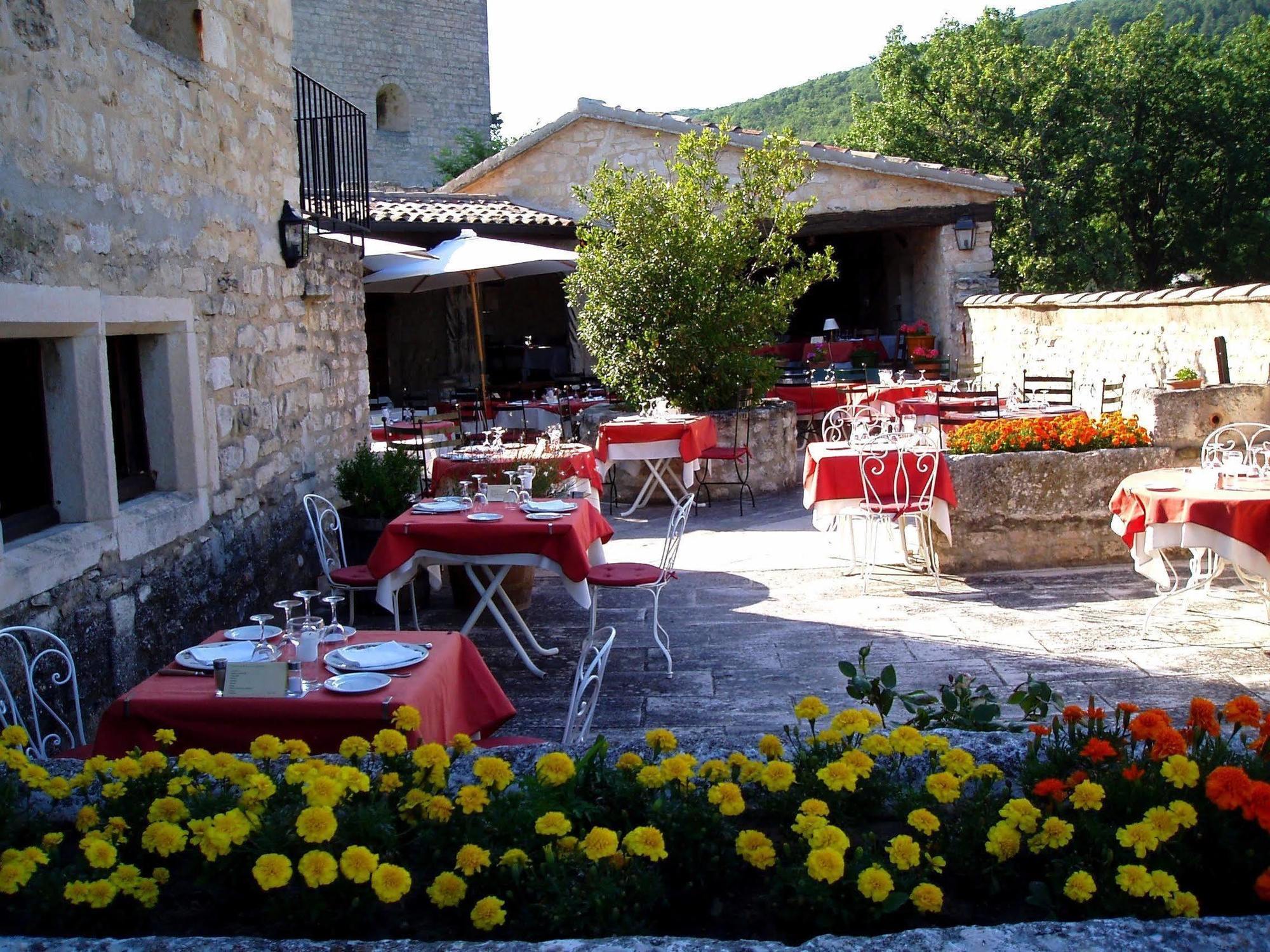 Logis Hotel Les Hospitaliers Le Poet-Laval Екстер'єр фото
