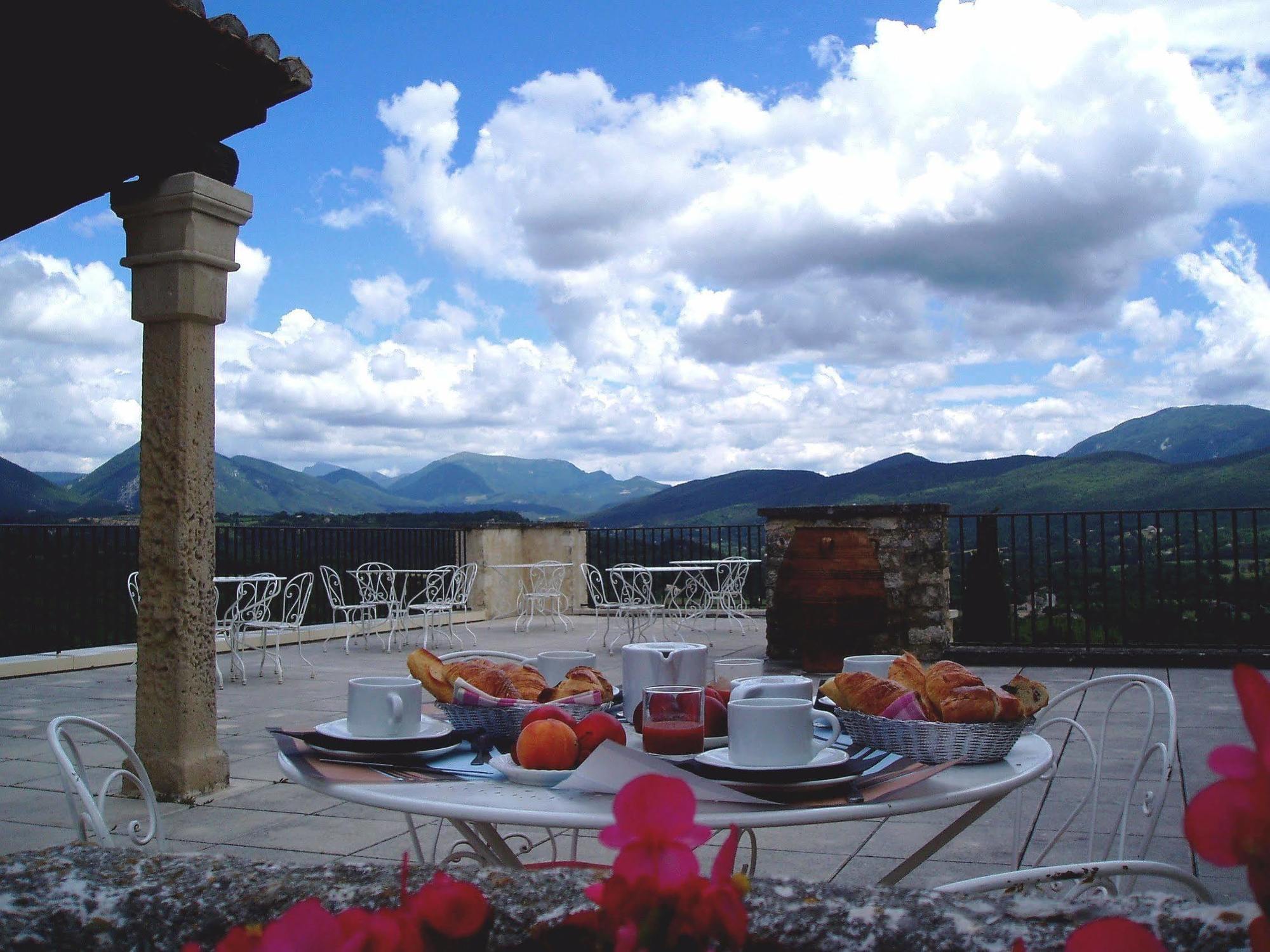 Logis Hotel Les Hospitaliers Le Poet-Laval Екстер'єр фото