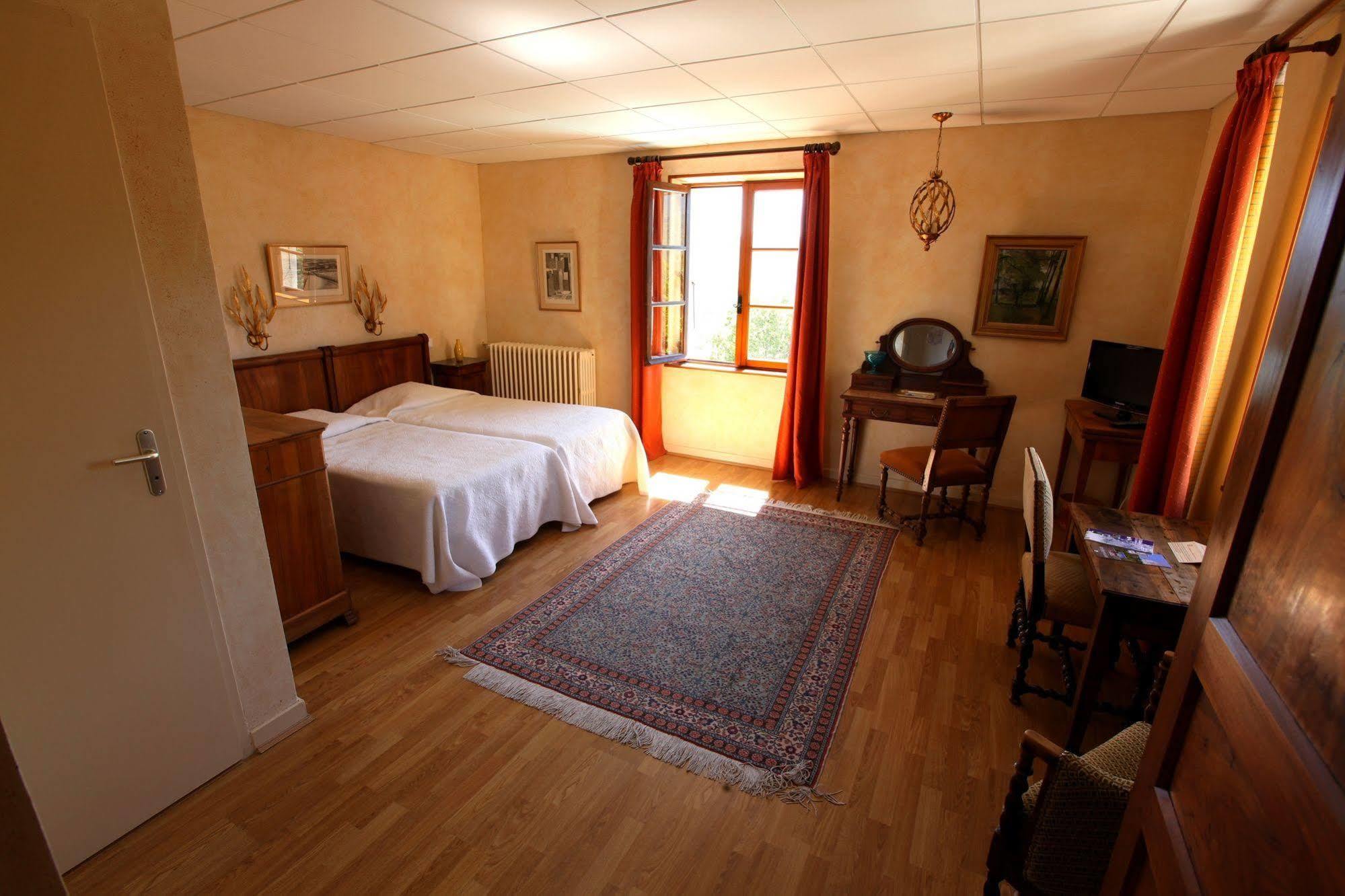 Logis Hotel Les Hospitaliers Le Poet-Laval Екстер'єр фото