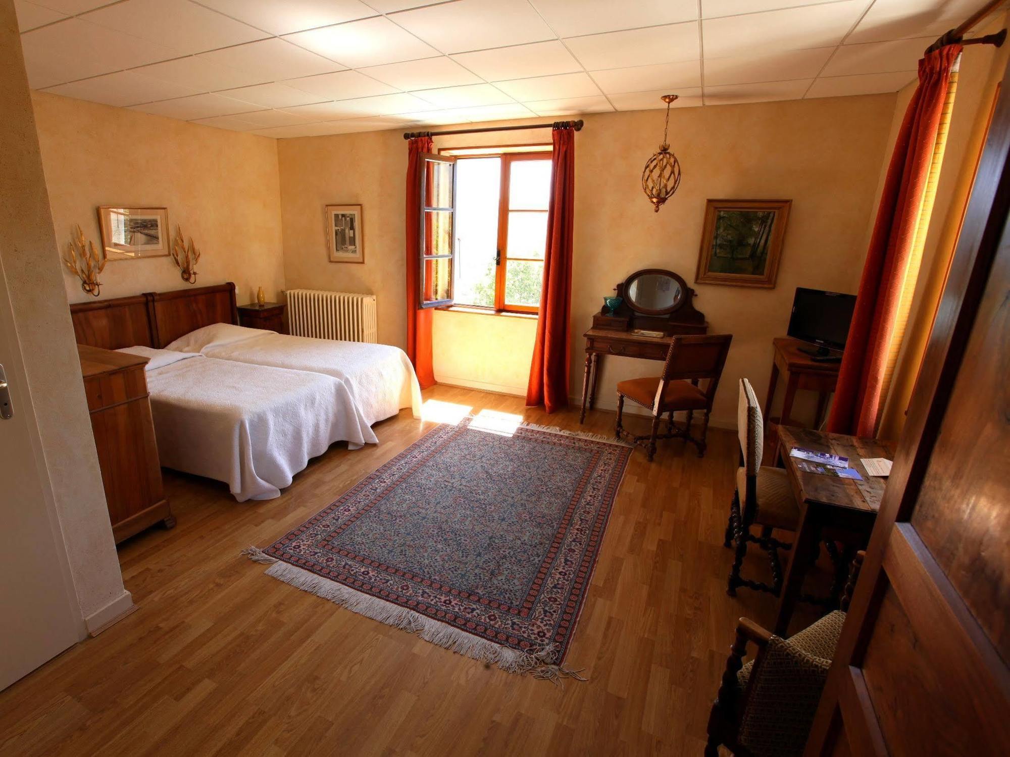 Logis Hotel Les Hospitaliers Le Poet-Laval Екстер'єр фото